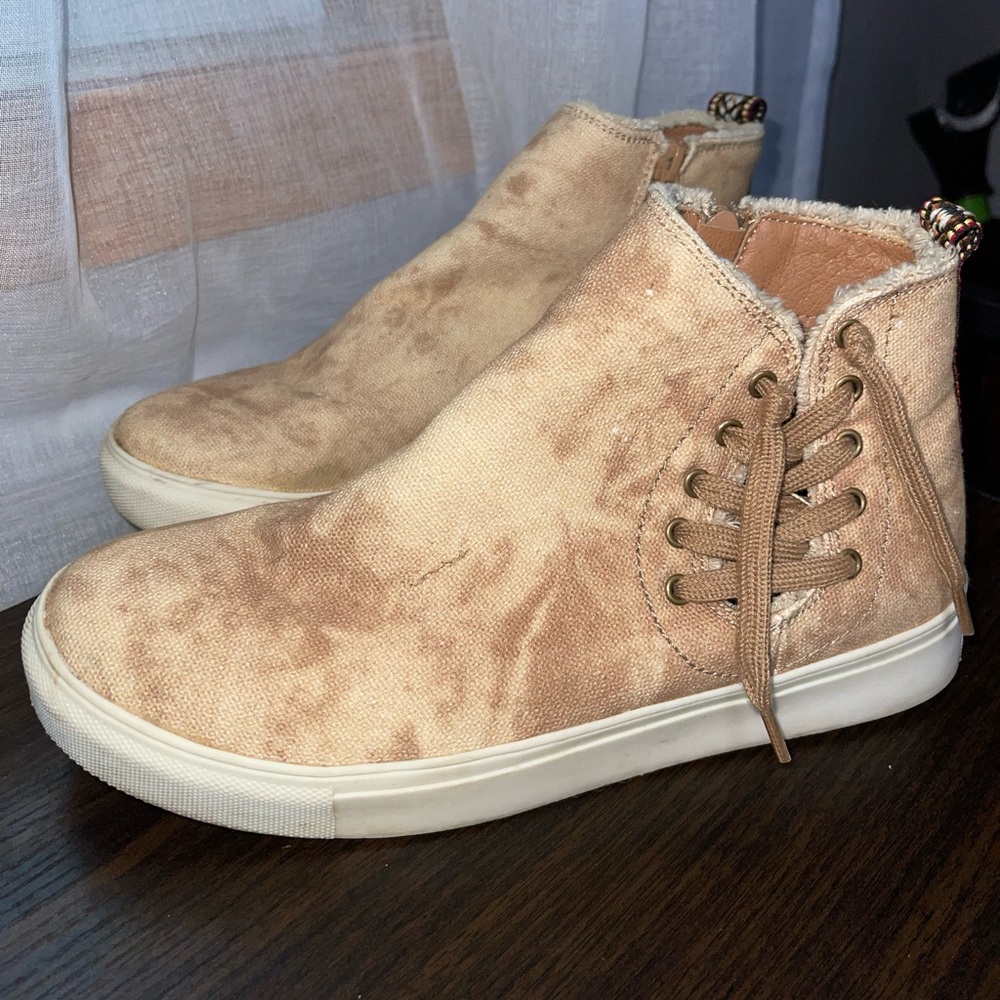 Very G Tan Slip On Sneakers